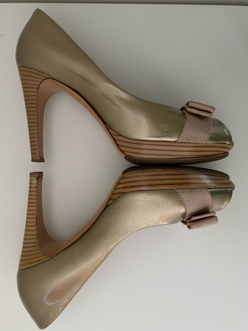 🇮🇹 Salvatore Ferragamo|Gold Leather Vara Bow Peep Toe Pumps - Picture 10 of 16